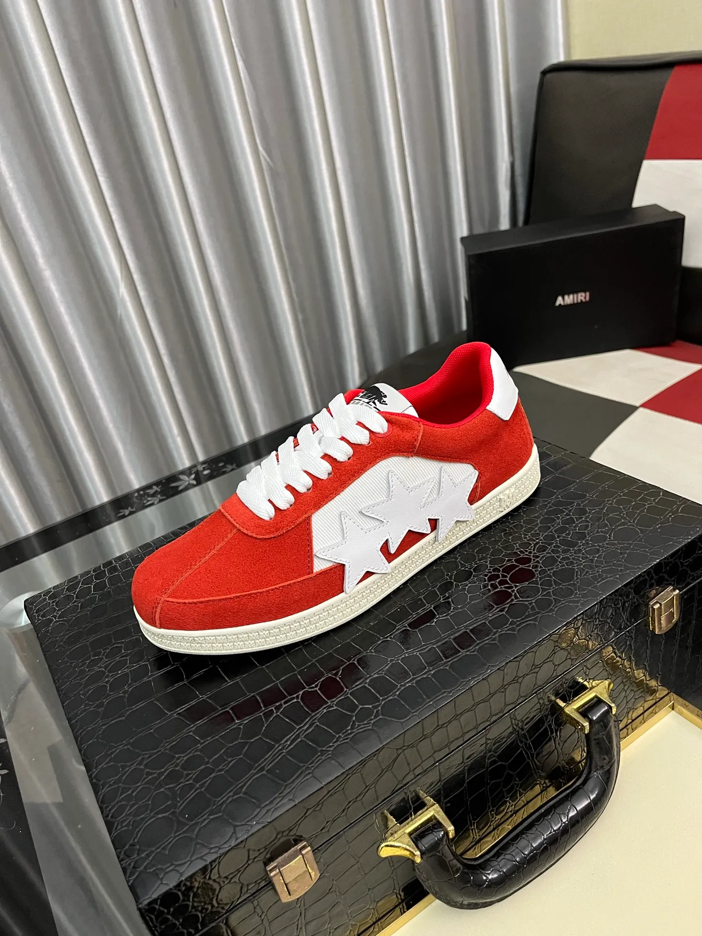 Men's shoes 💰420⌚️⌚️《AMIR*》New men's low-top casual sports sneakers bone shoes, another pair of irresistible bone shoes. Bone shoes are one of AMIRI's most popular items. They use first-layer cowhide uppers. The side bones are made of two cowhide laminations. They have a three-dimensional feel. The leather incisions are all oil-edged. Contrasting color design. Simple style. Fashionable sports. Customized metal LOGO nameplate to embellish shoelaces. Exclusive control of top version. Supports comparison. Breathable mesh lining Original rubber outsole A must-have item for daily leisure Suitable for various occasions Check it out if you are looking for high quality Super cool uppers Size: 38-445️⃣ Colors available